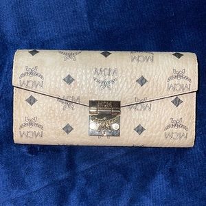 AUTHENTIC MCM wallet on a chain